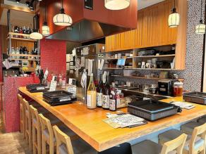 カウンター９席※カウンターと鉄板の無いお席では卓上鉄板でもんじゃ焼きが出来るようになりました