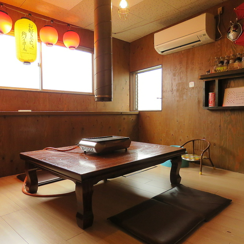 大広間を2つに仕切ったお座敷と完全個室が2部屋あります。