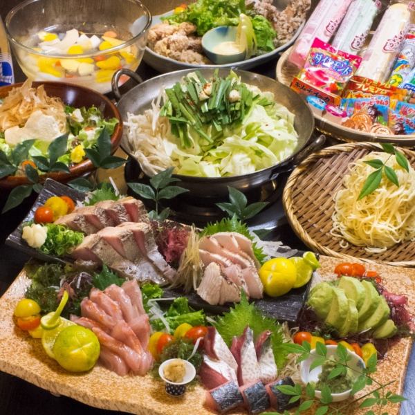 Enjoy motsu nabe and sashimi! The main course with all-you-can-drink is available for 5,000 yen (tax included)!
