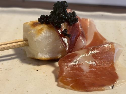 意大利熏火腿、鱼子酱和麻糬串