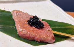 和牛の串焼きキャビア添え