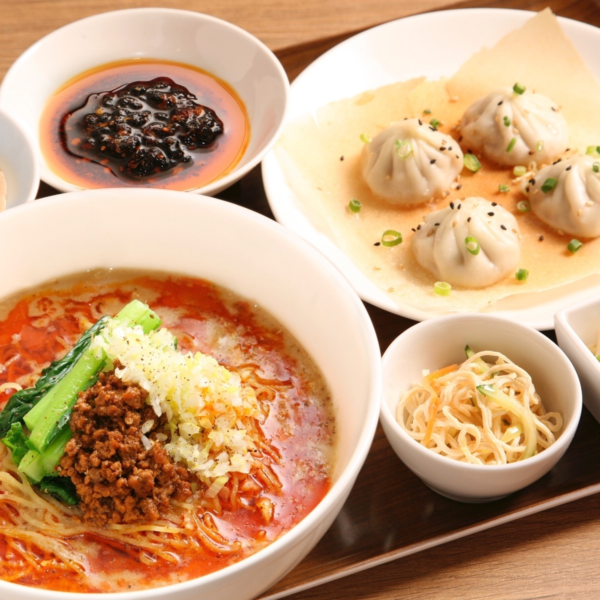 人気小龍包などの点心とメインのご飯or麺をお愉しみいただけます