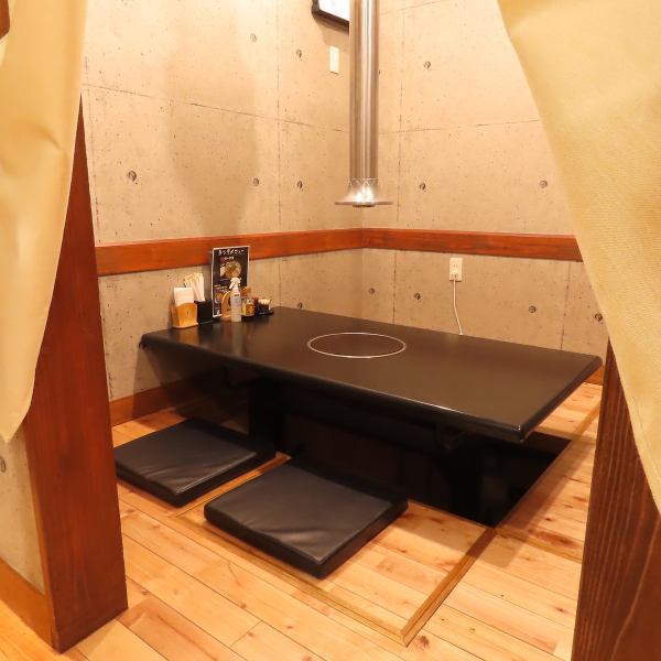 【個室もご用意】4名～6名様まででご利用いただける個室を完備しております。こちらも掘りごたつ席になっており、ゆったりと過ごせる空間にしております。少人数の宴会から友人との打ち上げ、ご家族での食事など色々な場面でご利用いただけるように準備をしてご来店心よりお待ちしております♪