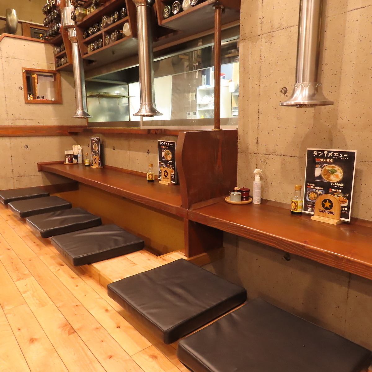 コンクリート調の店内で、全席掘りごたつ完備しております◎