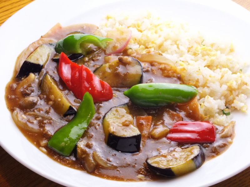 ナスとひき肉のあんかけチャーハン（半ラーメン付）
