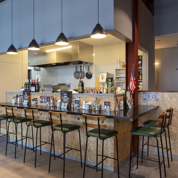 【お一人でも・デートでも◎カウンター席】『落ち着いてゆっくり♪』にも、『一人でサクッと』にも対応できるカウンター席。シェフの調理が身近で見える特等席です。