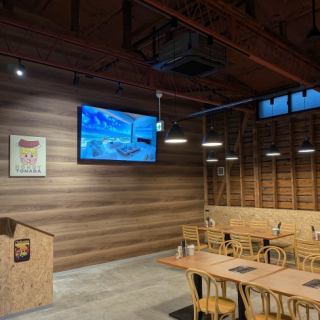 4名掛けテーブル席が4つございます。