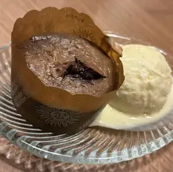 巧克力熔岩蛋糕配香草冰淇淋