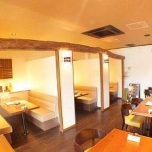 オシャレで落ち着いた雰囲気の店内。半個室のソファー席もご用意しております。周りを気にせずゆったりとおくつろぎください。