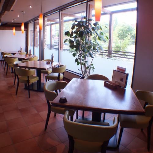 6名様迄OKの半個室もご用意！窓から差し込む店内で♪