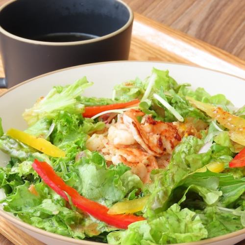 たっぷり野菜と海老と豚のサラダやきめし【スープ付き】