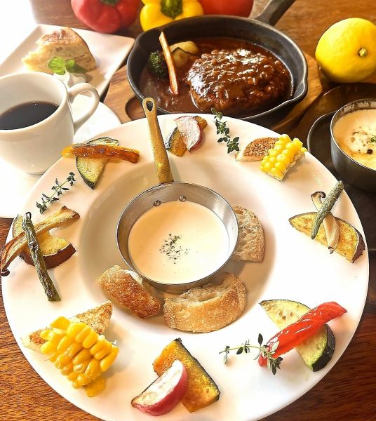 【バーニャカウダランチ】人気No.1メニューです。お洒落なバーニャカウダとハンバーグがセット♪