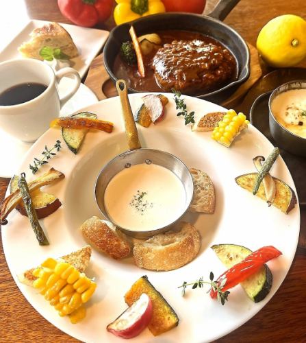 【バーニャカウダランチ】人気No.1メニューです。お洒落なバーニャカウダとハンバーグがセット♪