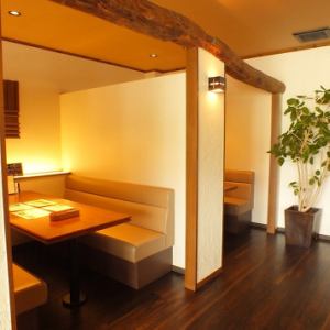 ゆっくりお話しをしながらお食事ができる半個室。オシャレで落ち着いた雰囲気の店内。半個室のソファー席もご用意しております。