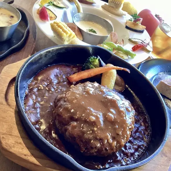 【バーニャカウダランチ】人気No.1メニューです。お洒落なバーニャカウダとハンバーグがセット♪