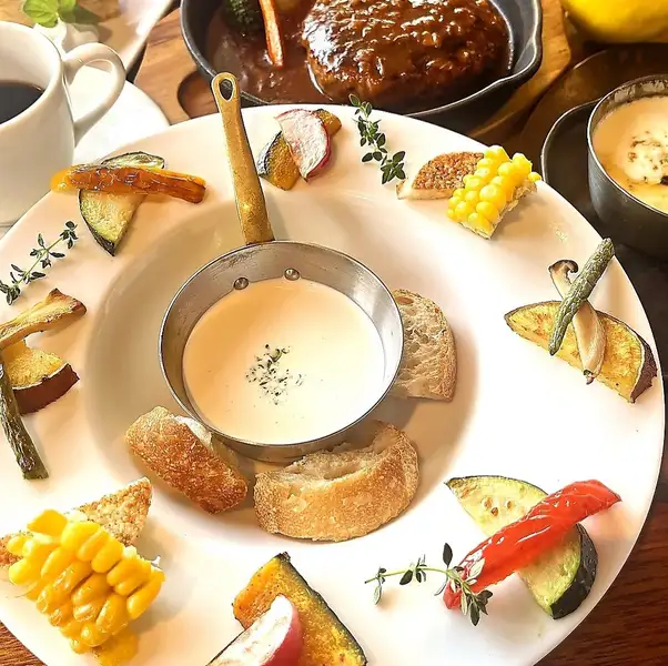 【バーニャカウダランチ】人気No.1メニューです。お洒落なバーニャカウダとハンバーグがセット♪