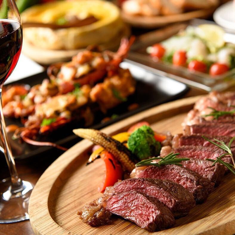 Juicy meat dishes are also available! Enjoy them with wine.