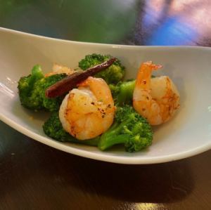 Broccoli and shrimp peperoncino