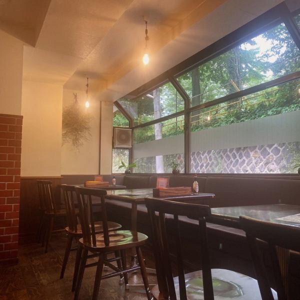 The seats overlooking the greenery of Nishikicho Park are popular. The white walls are accented with brick and wood for a comfortable design.