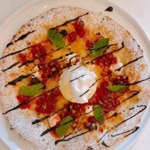 Strawberry and cream cheese dessert pizza