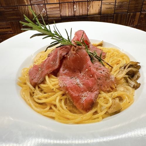 ローストビーフときのこのクリームパスタ