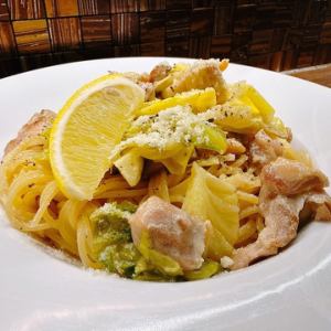 キャベツとチキンのレモンクリームパスタ