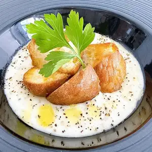 고소한 양동이와 맛을 낸 진한 감자와 고르곤 졸라 포타주