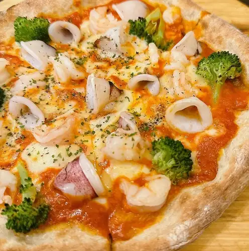 今月のBIZZAランチは【海老とイカのトマトクリーム】