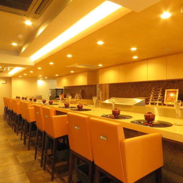 [Counter seats] There are 13 seats at the spacious counter.The Japanese-style counter seats are popular, where you can enjoy the skill of the chef while having a conversation.Counter seats perfect for adult dates and couples.While enjoying conversation with the chef, you can enjoy a meal with your partner in a more special mood than usual.