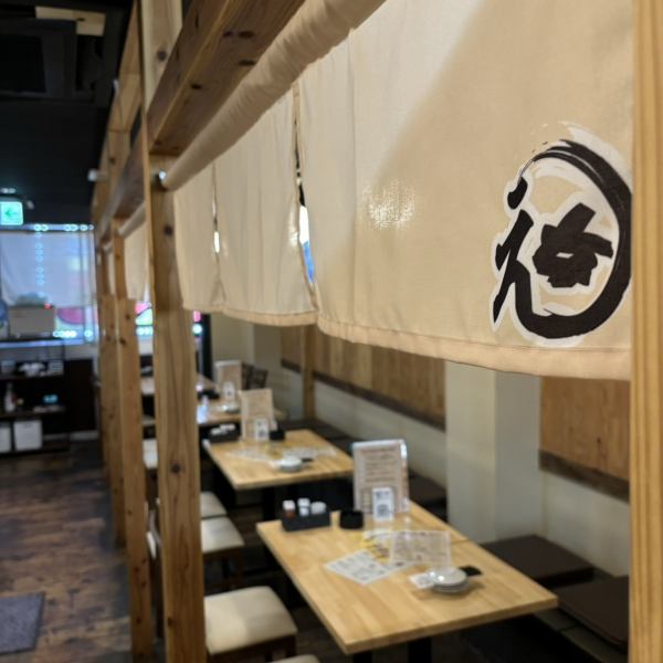 ★★テーブル4名様×9卓★★気軽にご利用できるテーブル席をご用意しております♪ランチタイムや仕事帰りのちょい飲みなども大歓迎◎ご友人同士のカジュアルな飲み会にもぴったりなお席です！木目を基調とした落ち着いた店内で、ゆったりと過ごしください♪