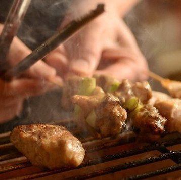 【当店名物焼き鳥】備長炭焼きで旨みをぎゅっと閉じ込めるから美味しい♪こだわりの焼き鳥1本209円(税込)～