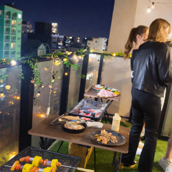 연회도 부풀어 오르는 것 틀림없는 절경과 개방감은 저희 가게의 큰 우리 중 하나입니다! 게다가 지붕이있는 테라스이므로 가파른 우천에서도 걱정 없음! 인접하고있는 점내 음식이므로 열사병 등의 걱정은 없습니다!