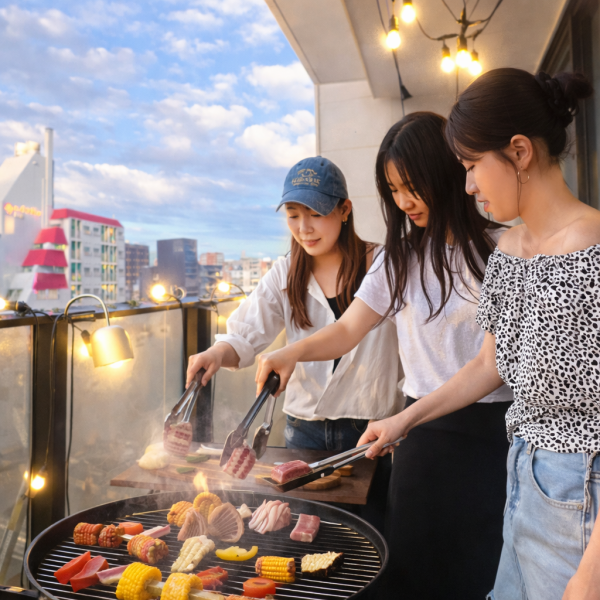 ご宴会も盛り上がること間違いなしの絶景と開放感は当店の大きなウリのひとつです!その上、屋根付きテラスなので急な雨天でも心配なし!隣接してある店内飲食なので熱中症などの心配はございません!夏は涼しく、冬はあったかいバーベキューを是非お楽しみください!♪
