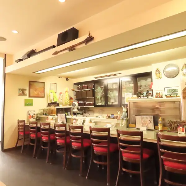店内には、お一人様でも気軽に入りやすい開放的で心地よいカウンター席を10席ご用意しております。仕事帰りのサク飲みやデート、少人数でのご利用に最適な落ち着いた空間です。アジアンテイストを感じる温かみのある雰囲気の中、スタッフとの会話や美味しいインドネシア料理をゆっくりとお楽しみいただけます。