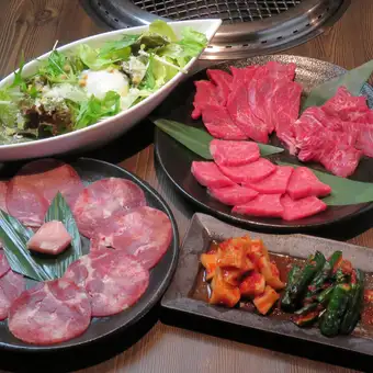 [All-you-can-drink included!] Enjoy our signature Wagyu beef short ribs, beef tongue, and more in a 13-course meal for ¥4400 (tax included).