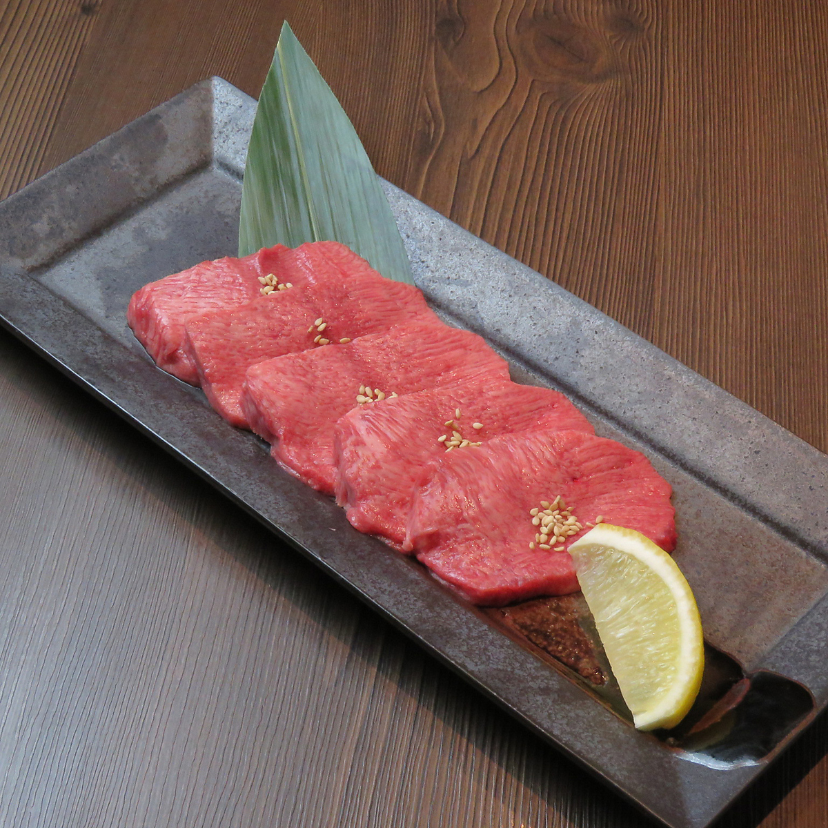 都会の喧騒を忘れるレトロな空間で、静かに肉と向き合う夜