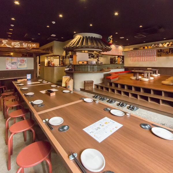 明るく陽気な店内で、自然と会話が弾む心地よい賑わいがあります。美味しい料理を囲み、周りを気にせずに笑い合えるのが魅力!日々の疲れを忘れて、心躍るような楽しいひとときをお届けします!