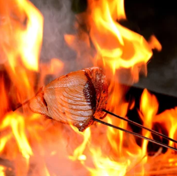 素材の味を引き出す藁焼き