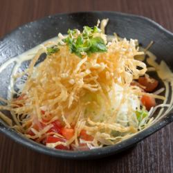 鶏そぼろと温玉のバリバリさらだ