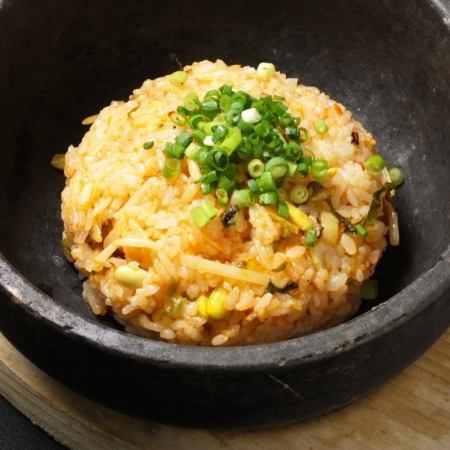 Stone-baked garlic kimchi fried rice
