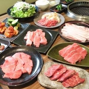 【标准套餐】2种黑毛和牛排骨、里脊肉等12道菜，每人6,500日元，附3人无限畅饮~