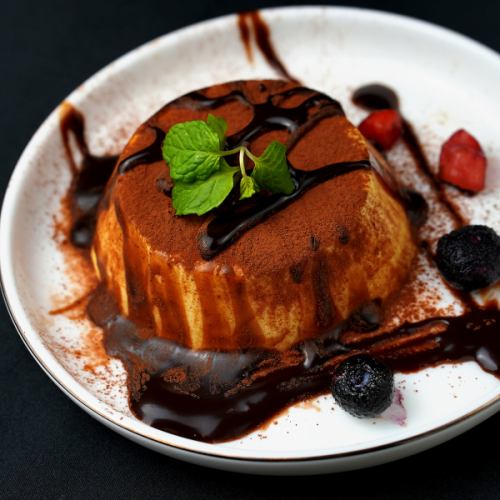 ココアプリンのチョコレートソースがけ