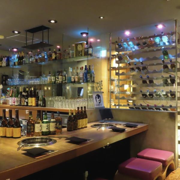 バーカウンターでも焼肉をお楽しみいただけます。2名様向きの席なので、デートやご夫婦でのお食事などに最適。目の前にボトルやグラスが並び、他の空間とは少し違うおしゃれな雰囲気です。