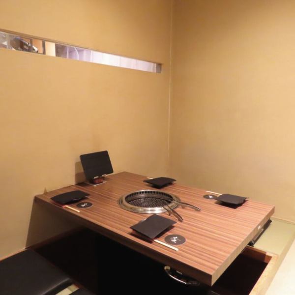 デートや記念日に最適な2名様個室や6名様までご利用いただける個室をご用意。完全個室なので、周りを気にせず自分たちだけの時間をお楽しみいただけます。仲間やご家族と、ゆったりお楽しみいただける個室です。人気個室のため、ご予約をお願いいたします。