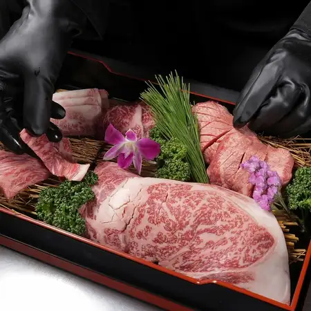 厚切り特上タン、A5等級黒毛和牛の希少部位を一箱に詰め込んだ特選盛り合わせ「玉手箱」。