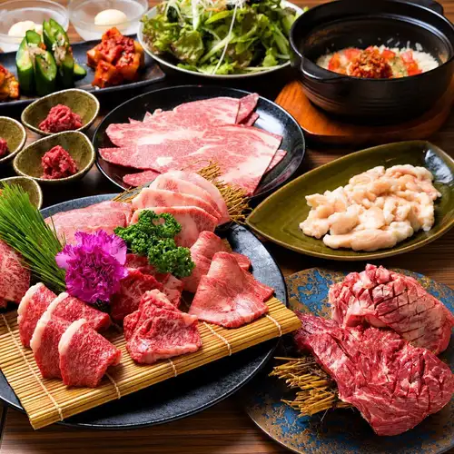 【午餐宴】享用頂級牛舌、5種稀有肉類、涮涮鍋，以及2小時暢飲。 2人及以上。 《Jutan 特別套餐》