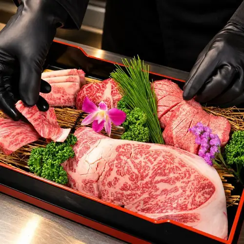 厚切り特上タン、A5等級黒毛和牛の希少部位を一箱に詰め込んだ特選盛り合わせ「玉手箱」。