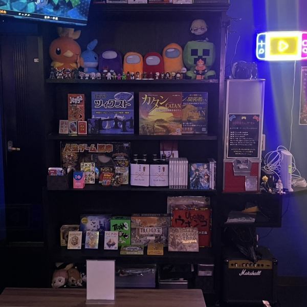 【夜の新たな遊び場へ！】ゲームバーで最高の夜を！ゲーム好きはもちろん、ゲーム初心者や普段ゲームをしない人にもぜひ来てほしい☆TVゲームやカードゲーム、ボードゲームでワイワイ！さらに、カラオケも歌い放題！日によってスポーツ観戦や映画上映もございます！夜の楽しさのレベルが上がること間違いなし！