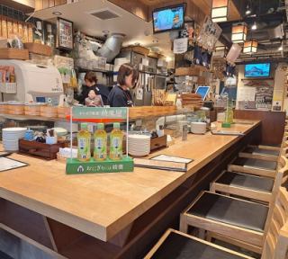 1名様～最大11名様までご案内可能です！ガラスケースには種類豊富な握り飯の具材が並び目の前で握ってる姿を見れます。