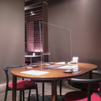 All Asahikawa furniture♪ For 3 to 6 people.Table seats are equipped with roll curtains.Table seats can be connected to accommodate up to 12 people.